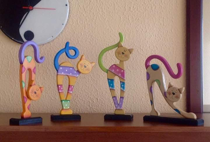 Figuras decorativas en fora de gatos llenos de color y vida.